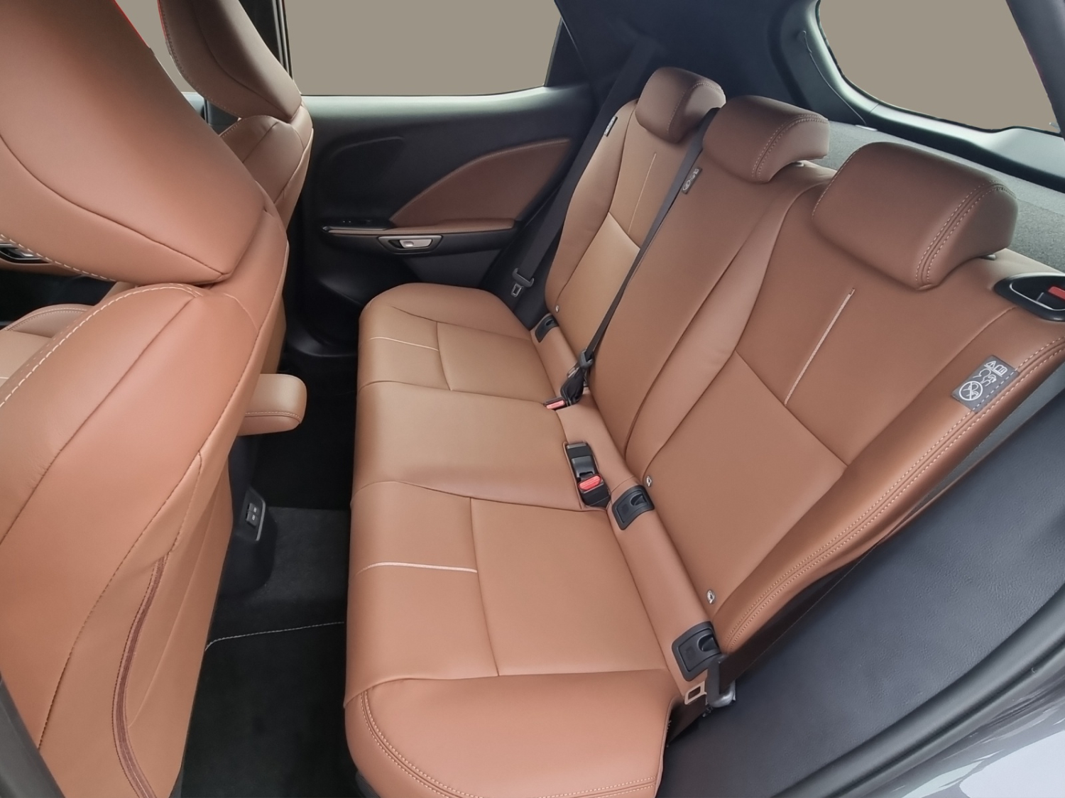LEXUS LBX 1.5 Hybrid Relax AWD-image-9