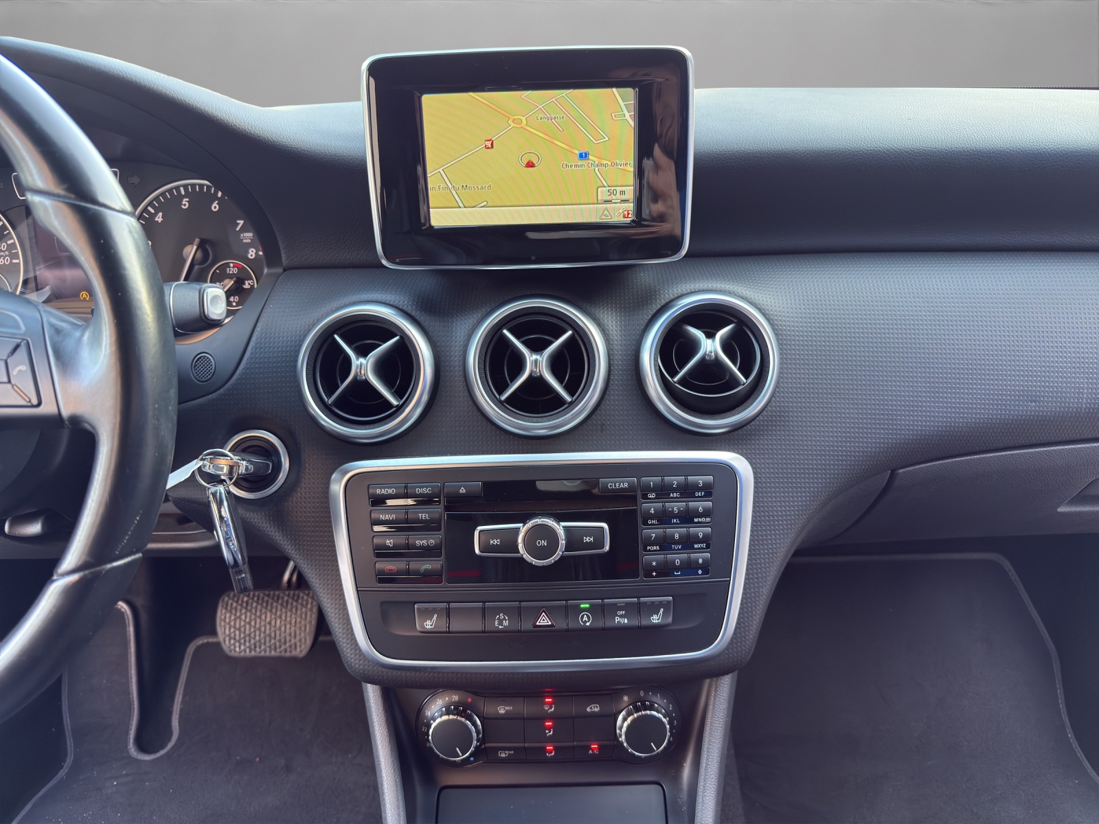 MERCEDES-BENZ A 180 Style 7G-DCT-image-14