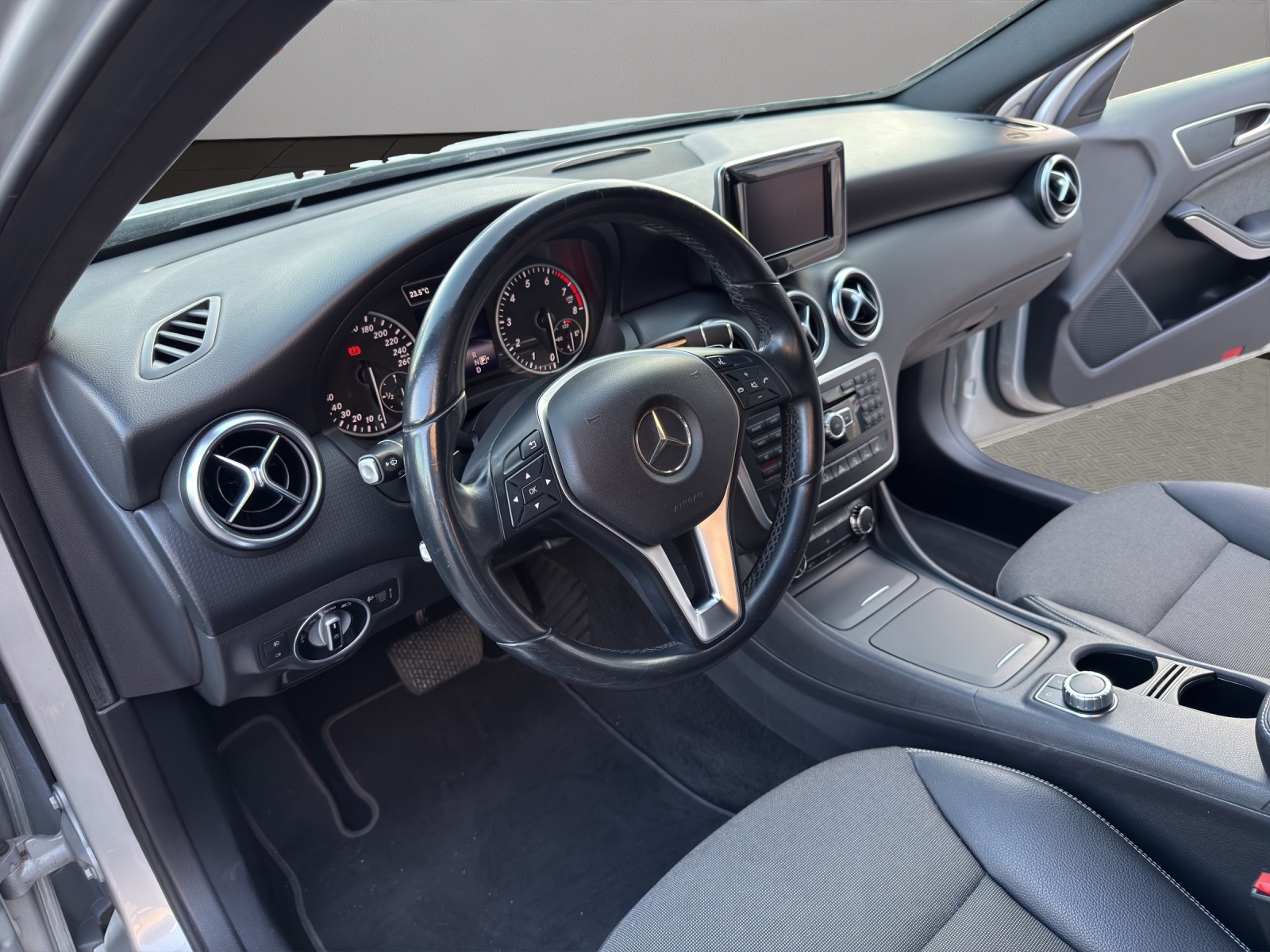 MERCEDES-BENZ A 180 Style 7G-DCT-image-9