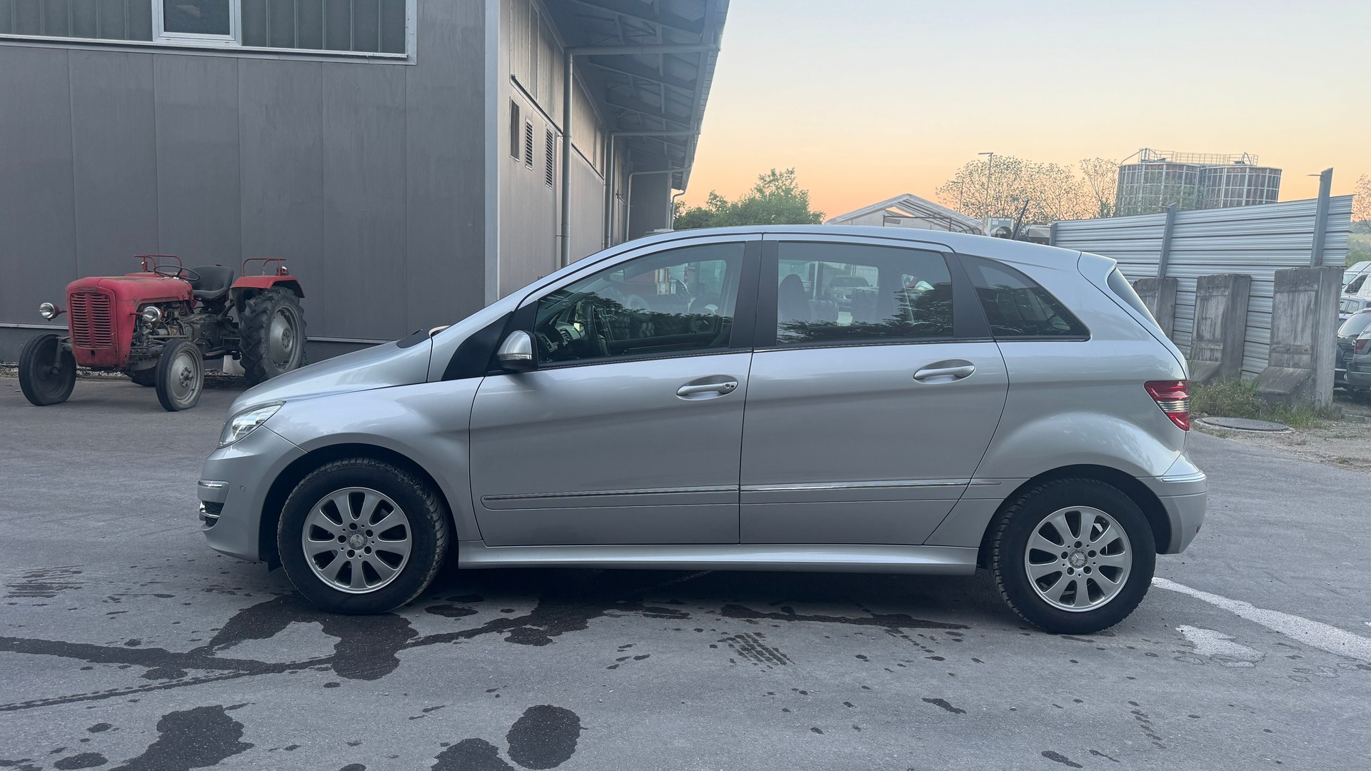 MERCEDES-BENZ B 180-image-1