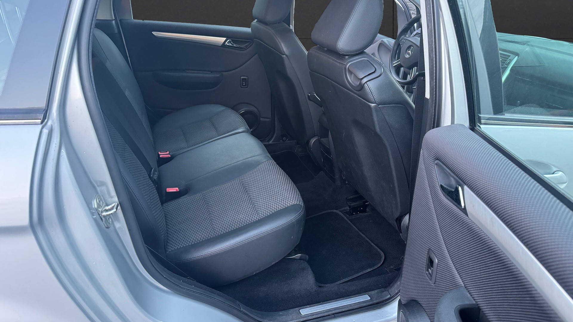MERCEDES-BENZ B 180-image-9