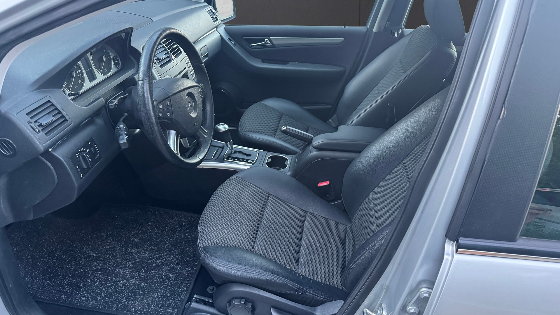 MERCEDES-BENZ B 180-image-12