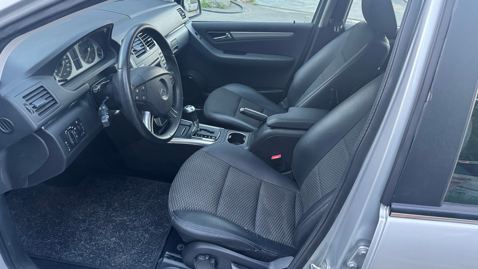 MERCEDES-BENZ B 180-image-12