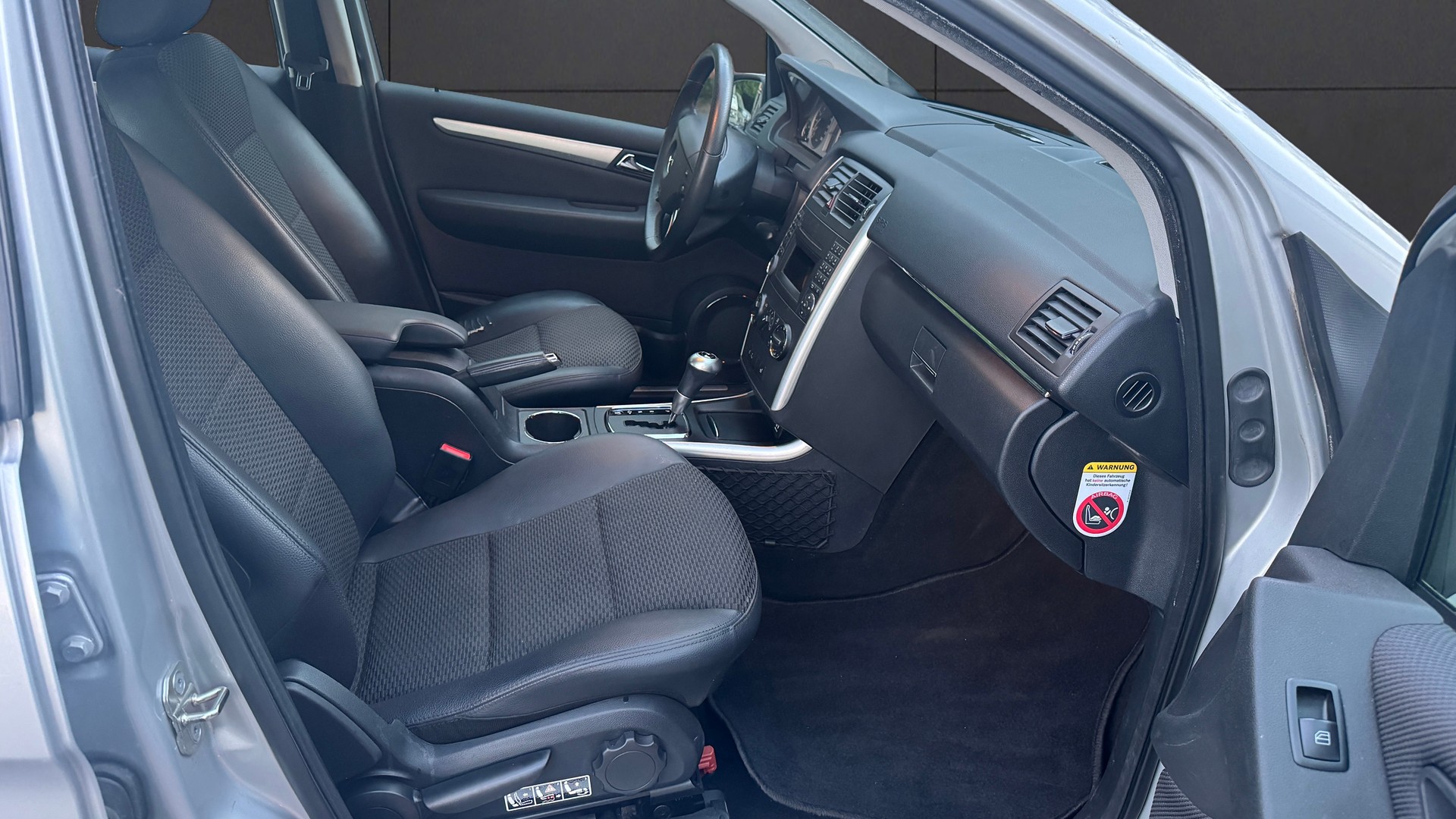 MERCEDES-BENZ B 180-image-11