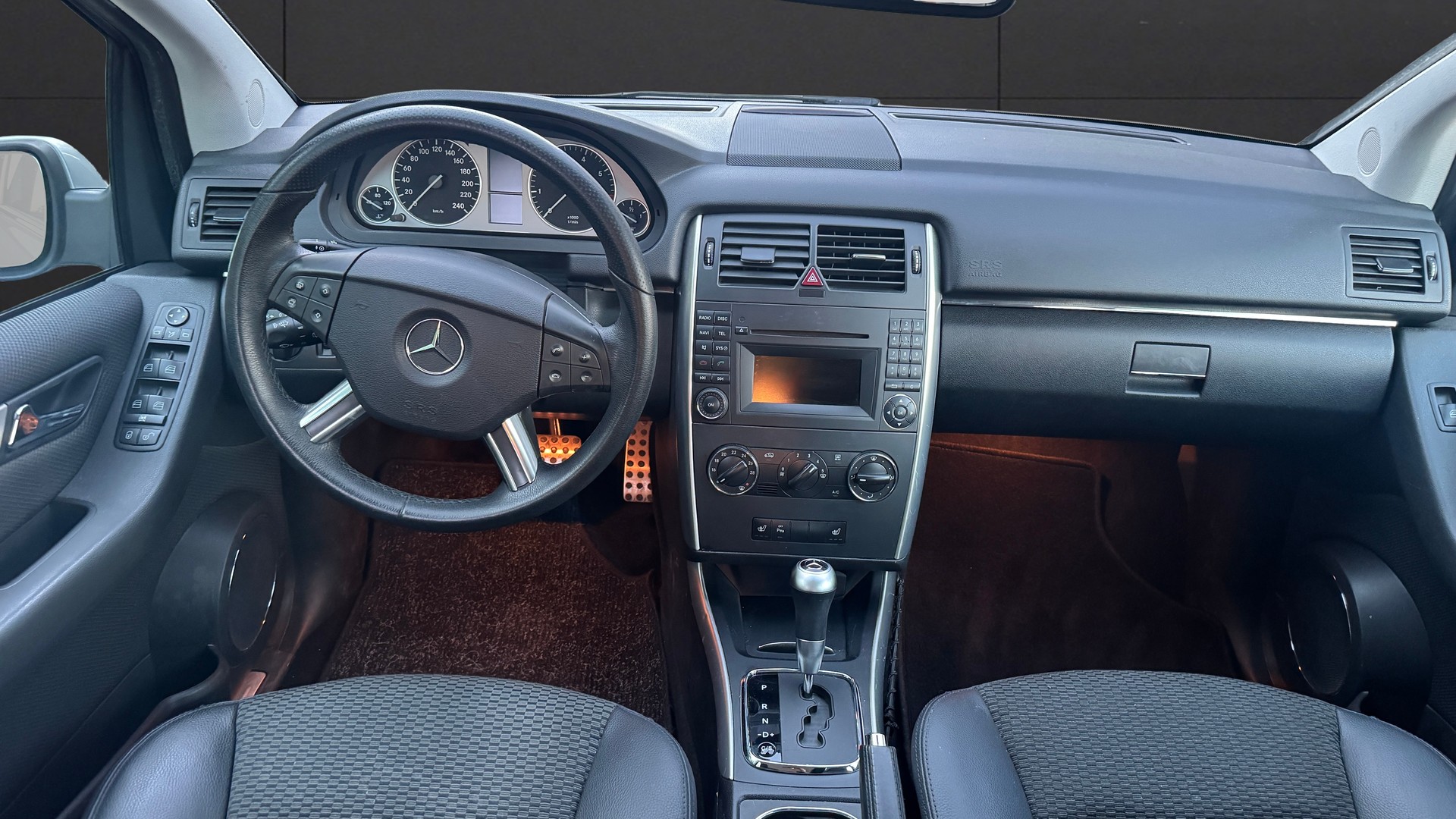 MERCEDES-BENZ B 180-image-14