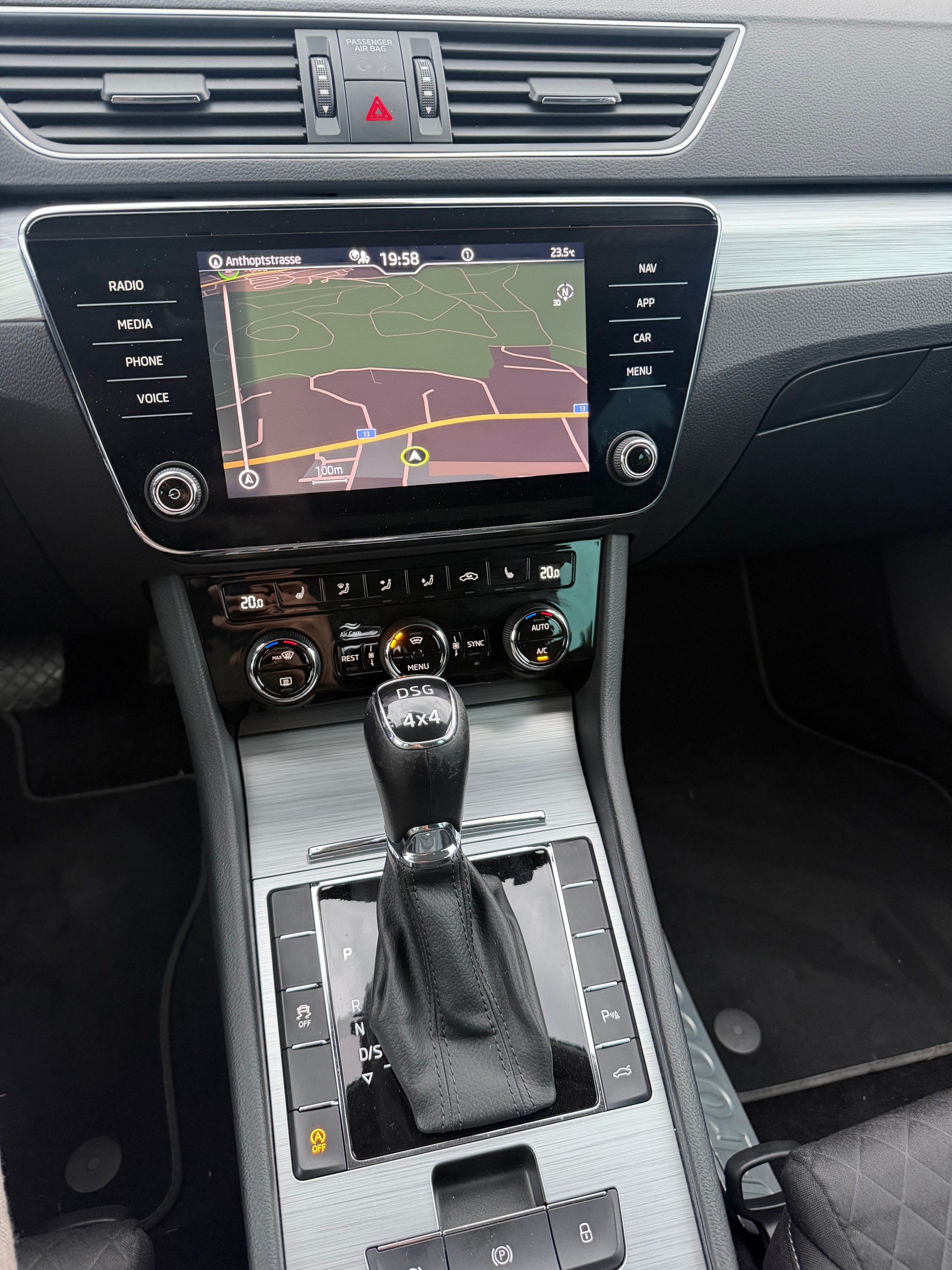 SKODA Superb Combi 2.0 TDi Style 4x4 DSG-image-11