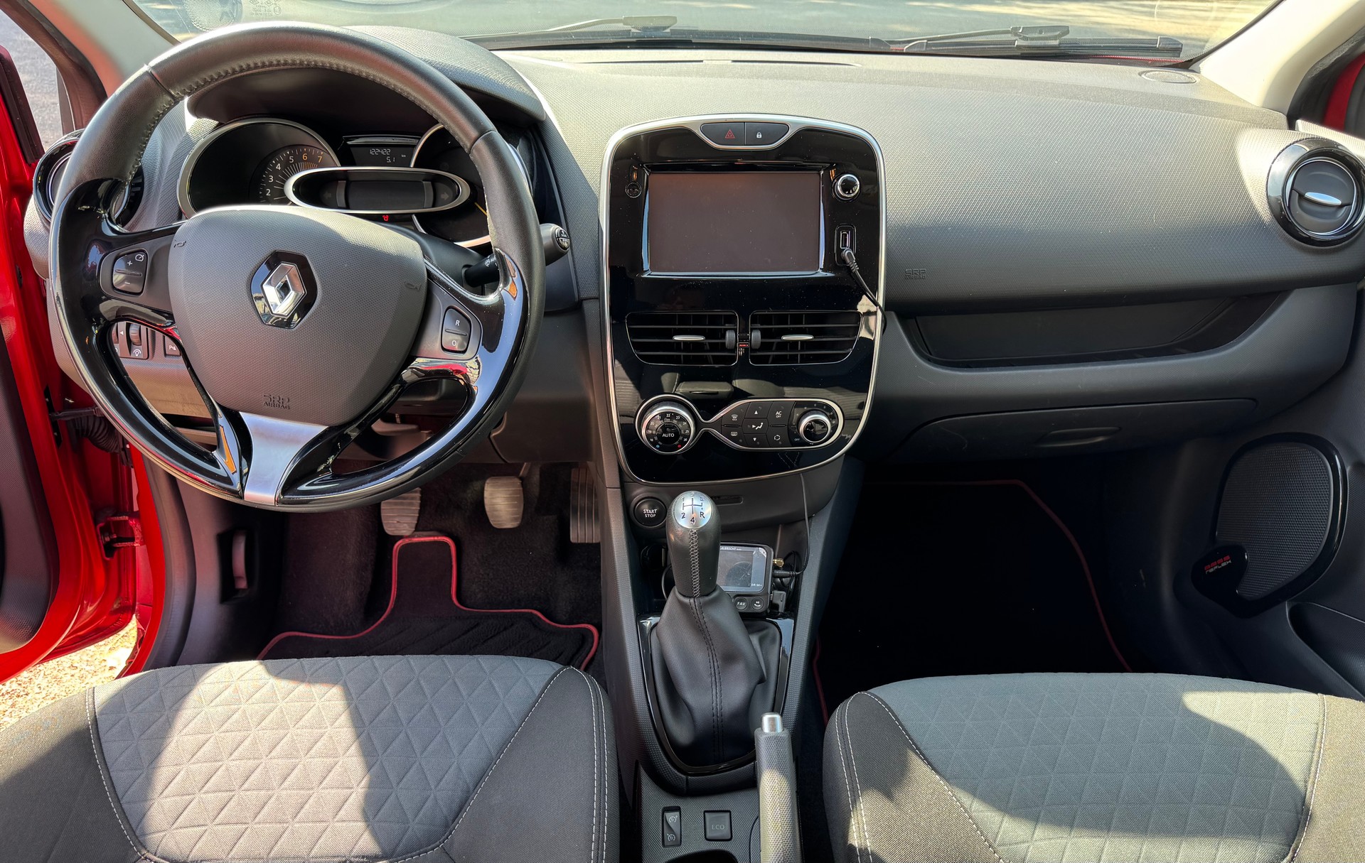 RENAULT Clio 0.9 12V Swiss Edition-image-6