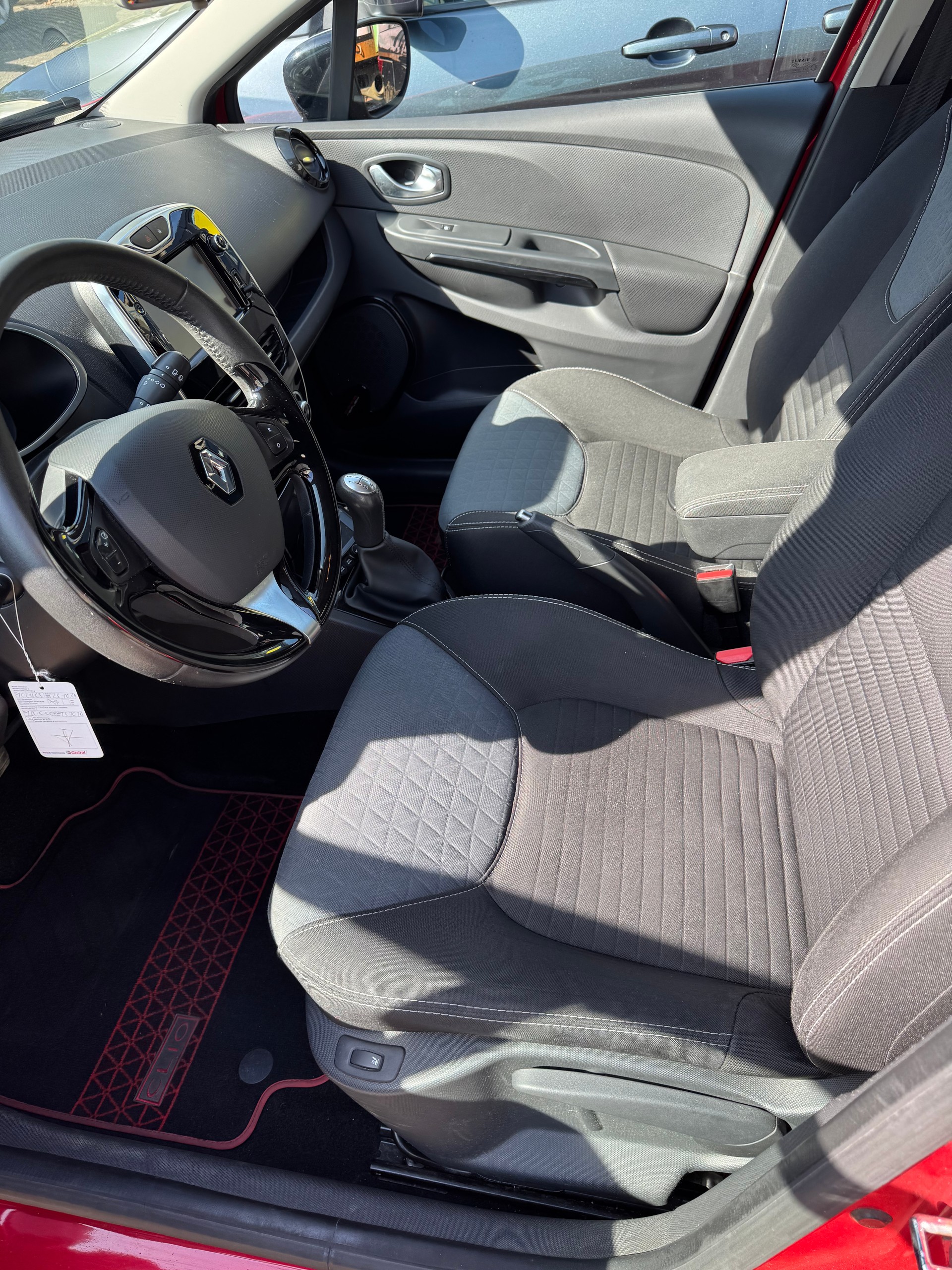 RENAULT Clio 0.9 12V Swiss Edition-image-5