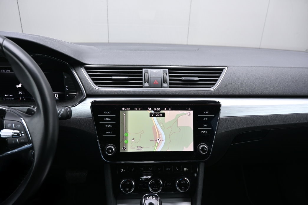 SKODA Superb Combi 2.0 TDi Ambition DSG-image-10