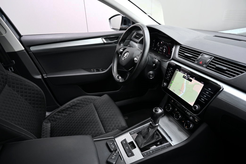 SKODA Superb Combi 2.0 TDi Ambition DSG-image-6