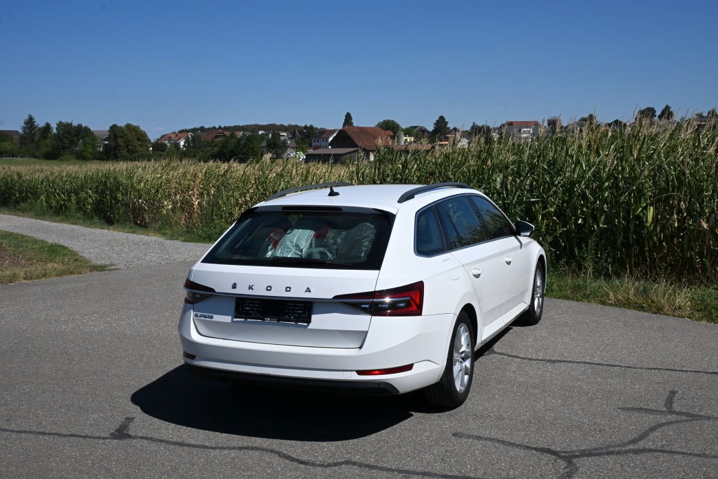 SKODA Superb Combi 2.0 TDi Ambition DSG-image-2