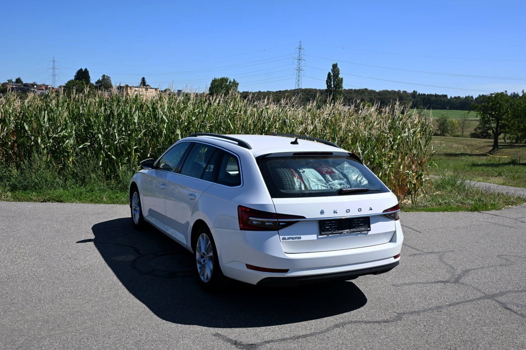 SKODA Superb Combi 2.0 TDi Ambition DSG-image-3