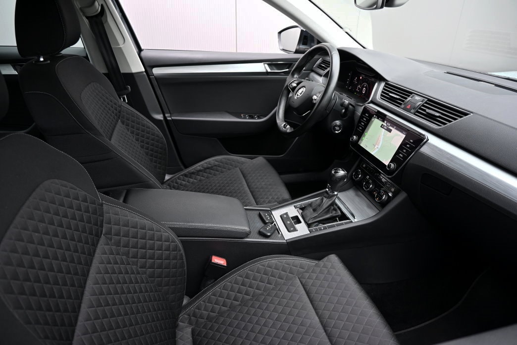 SKODA Superb Combi 2.0 TDi Ambition DSG-image-4
