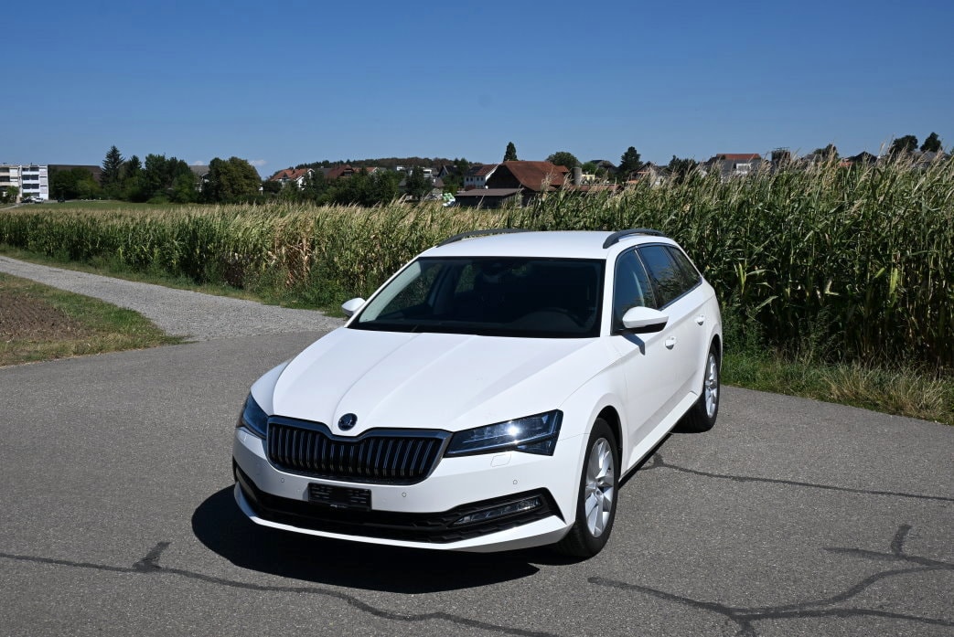 SKODA Superb Combi 2.0 TDi Ambition DSG-image-0