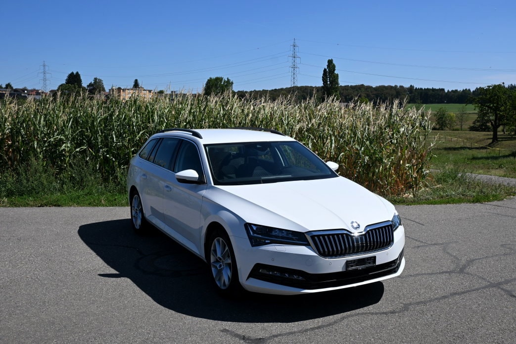 SKODA Superb Combi 2.0 TDi Ambition DSG-image-1