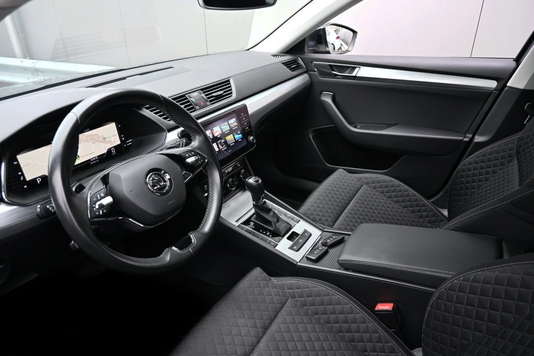SKODA Superb Combi 2.0 TDi Ambition DSG-image-7