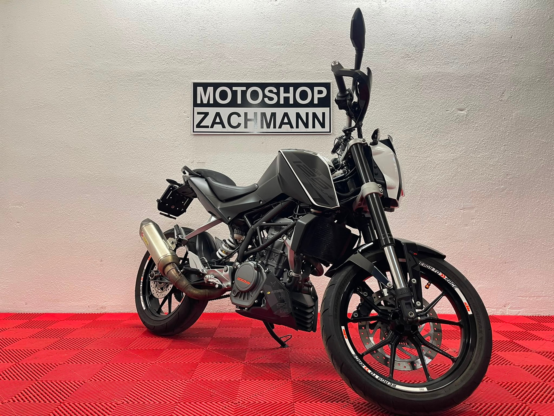 KTM 125 Duke-showroom-element-2