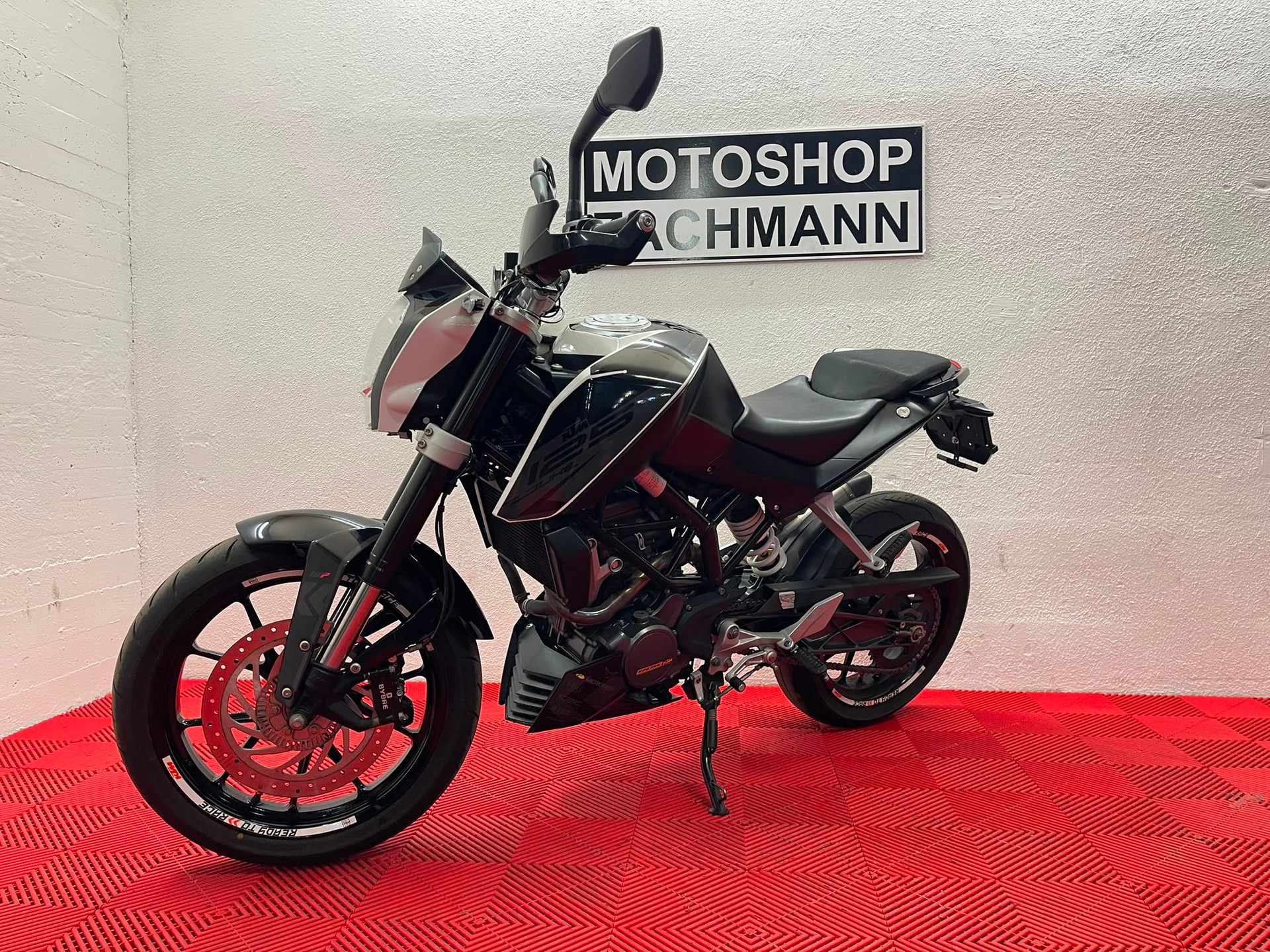 KTM 125 Duke-showroom-element-1