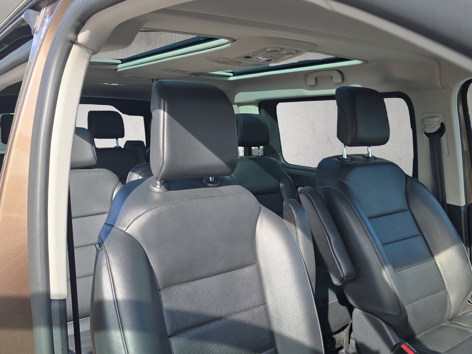 PEUGEOT Traveller 2.0 BlueHDi Business Standard EAT-image-9