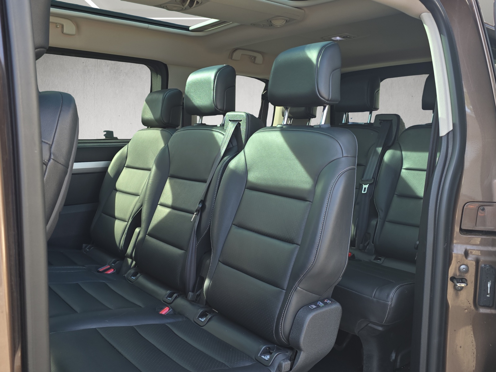 PEUGEOT Traveller 2.0 BlueHDi Business Standard EAT-image-11