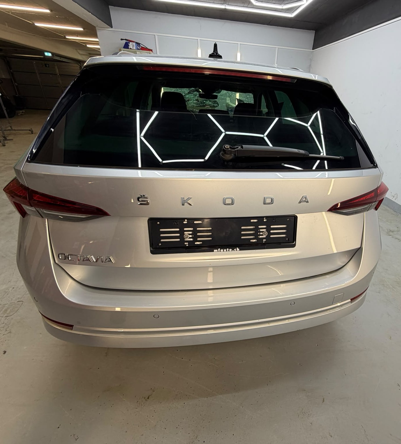 SKODA Octavia Combi 2.0 TDI DSG Ambition-image-6