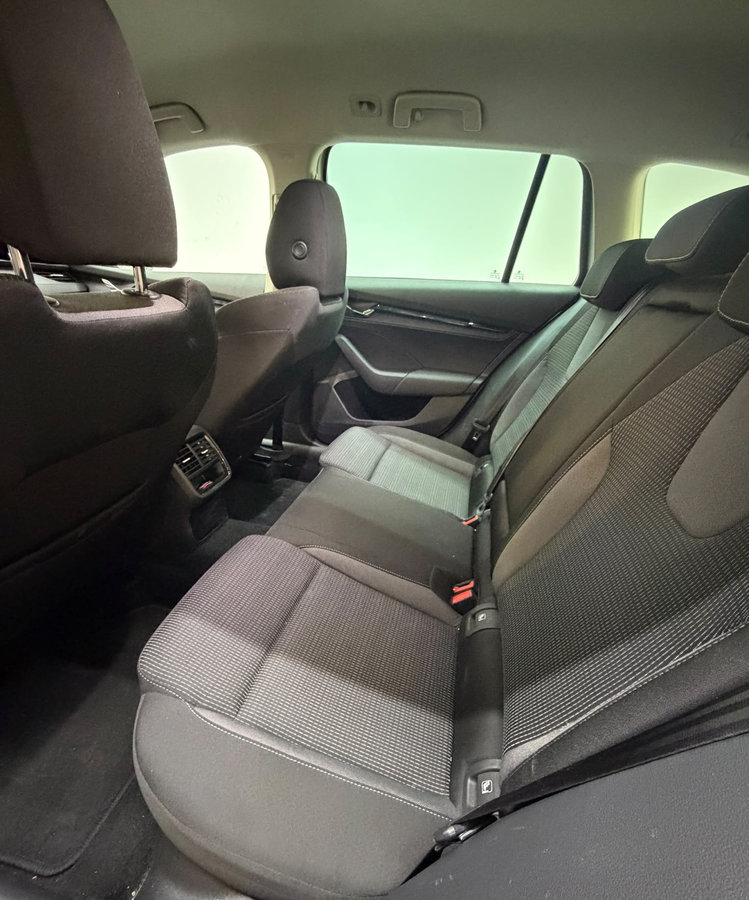 SKODA Octavia Combi 2.0 TDI DSG Ambition-image-9