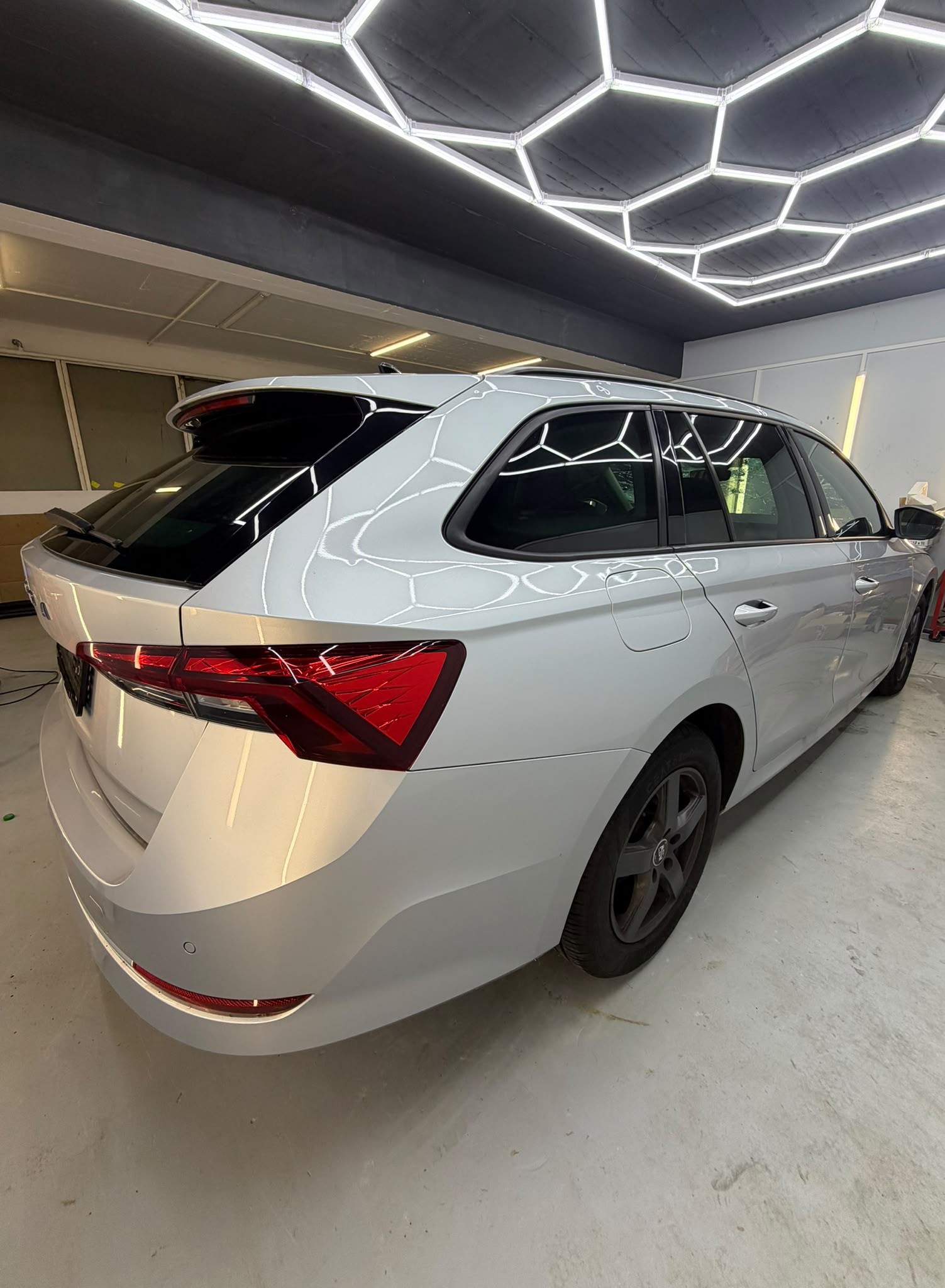 SKODA Octavia Combi 2.0 TDI DSG Ambition-image-2