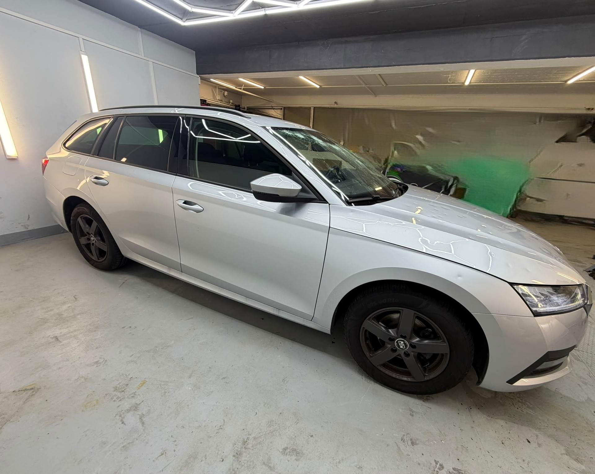 SKODA Octavia Combi 2.0 TDI DSG Ambition-image-0