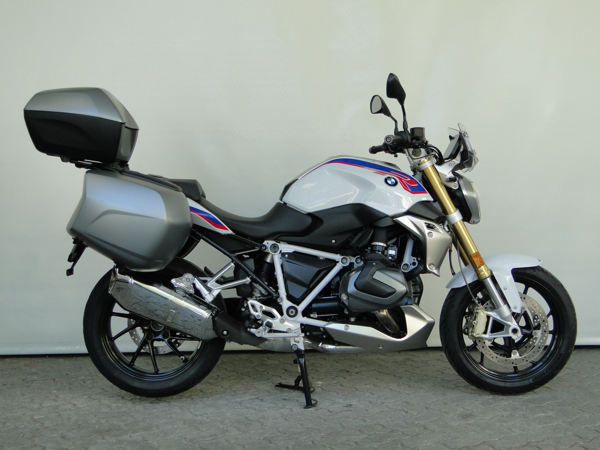 BMW R 1250 R 3x BMW-Koffer-showroom-element-2