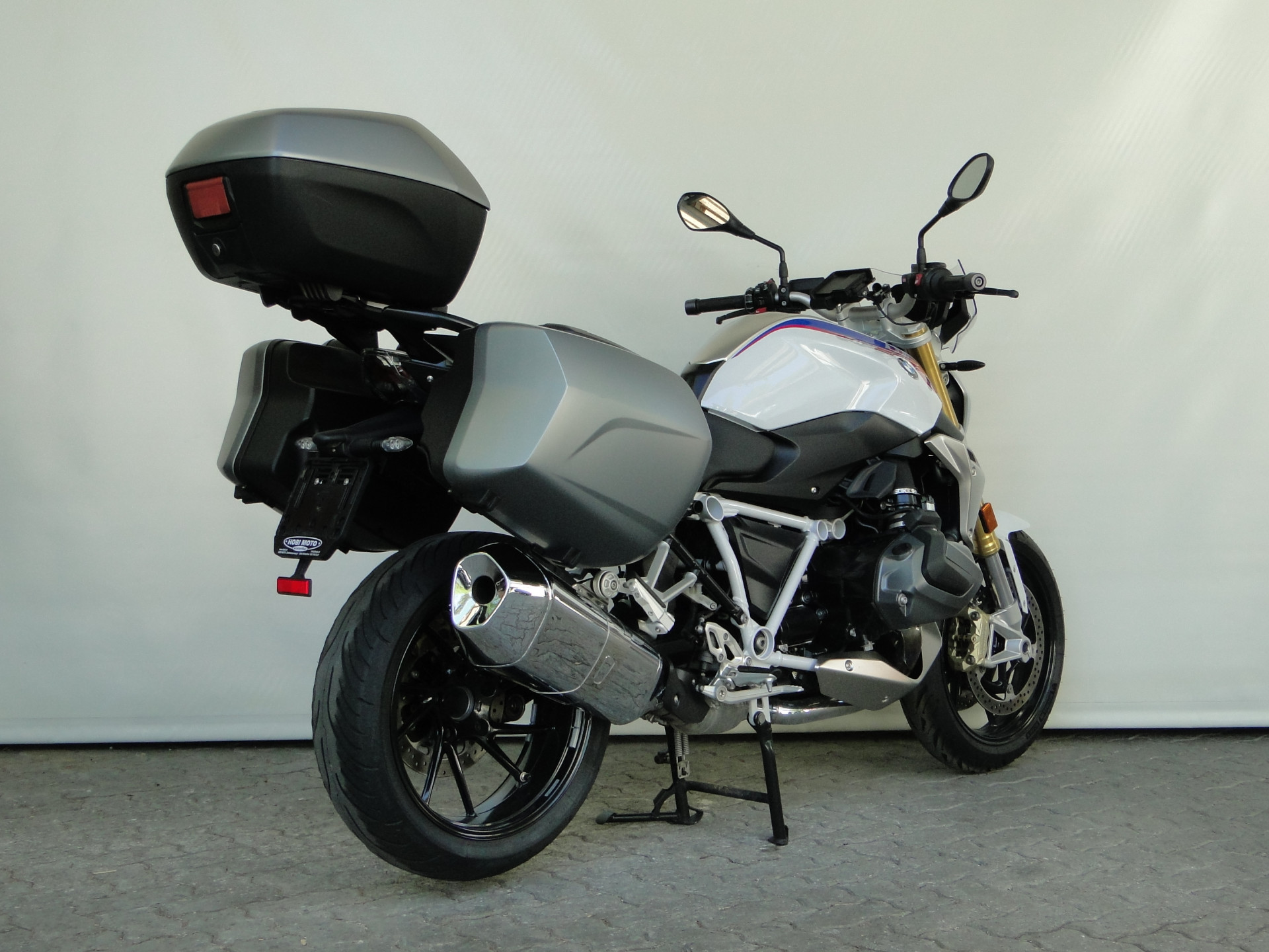 BMW R 1250 R 3x BMW-Koffer-showroom-element-3