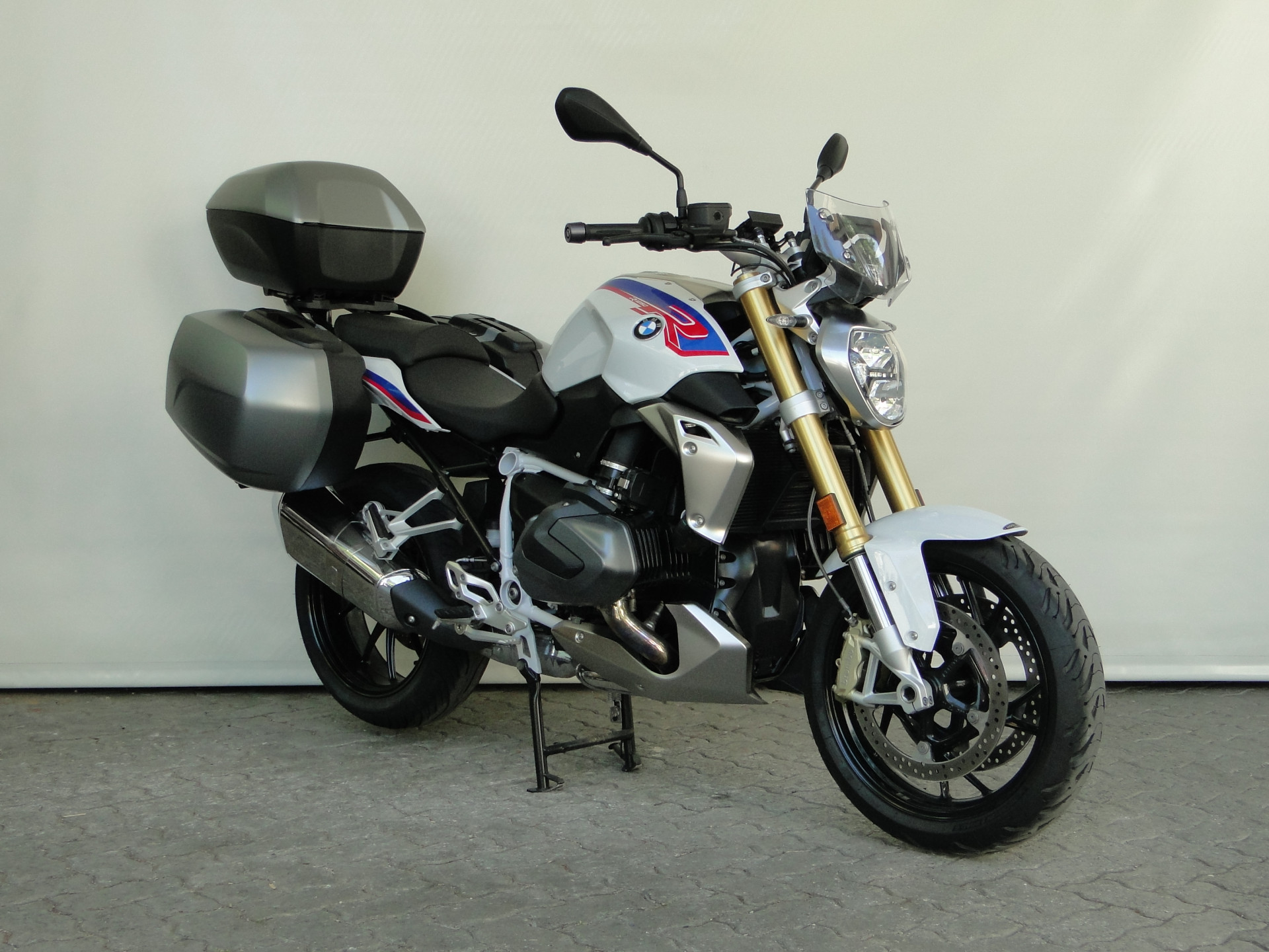 BMW R 1250 R 3x BMW-Koffer-showroom-element-1