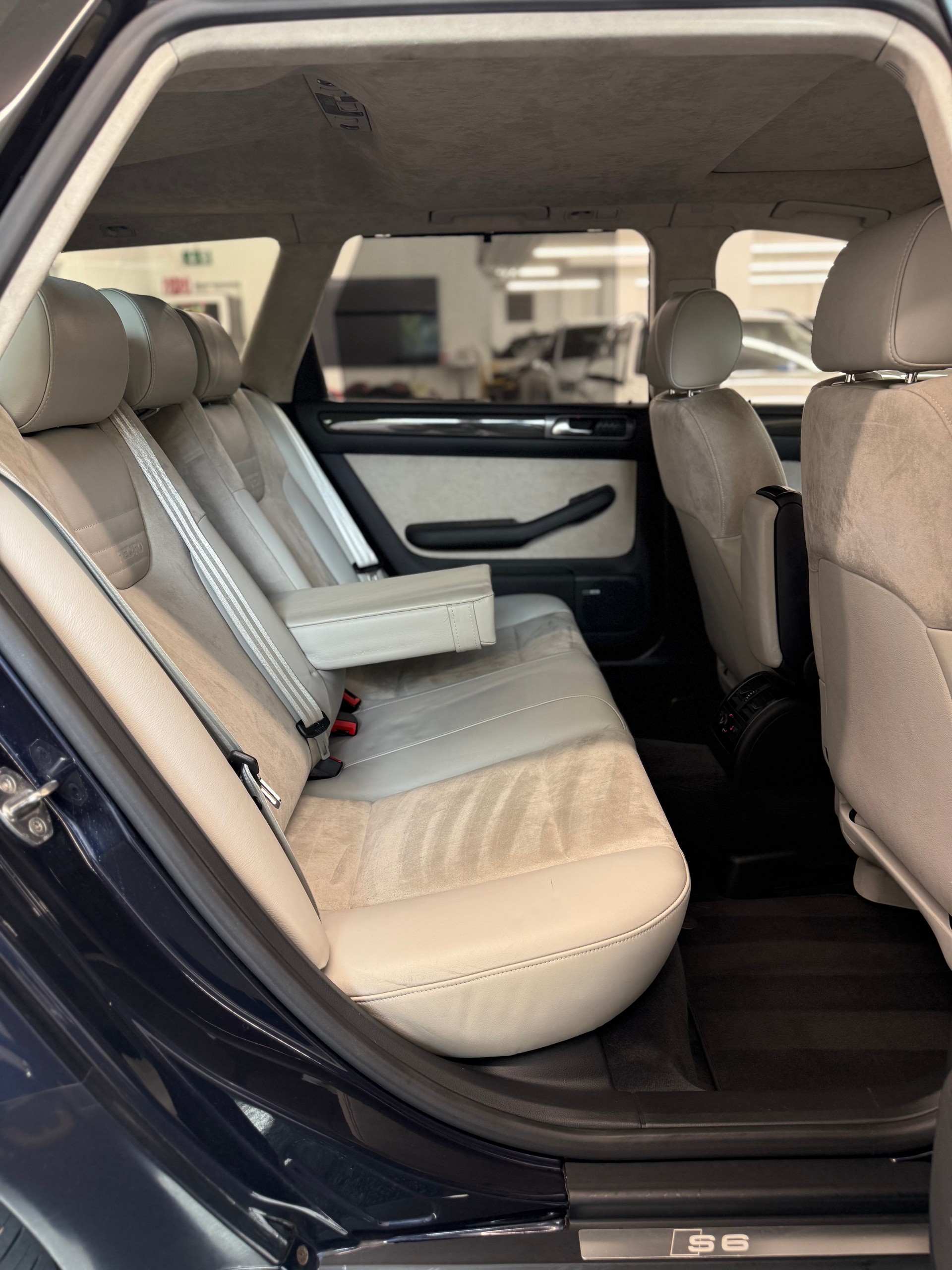 AUDI S6 Avant quattro tiptronic-image-27