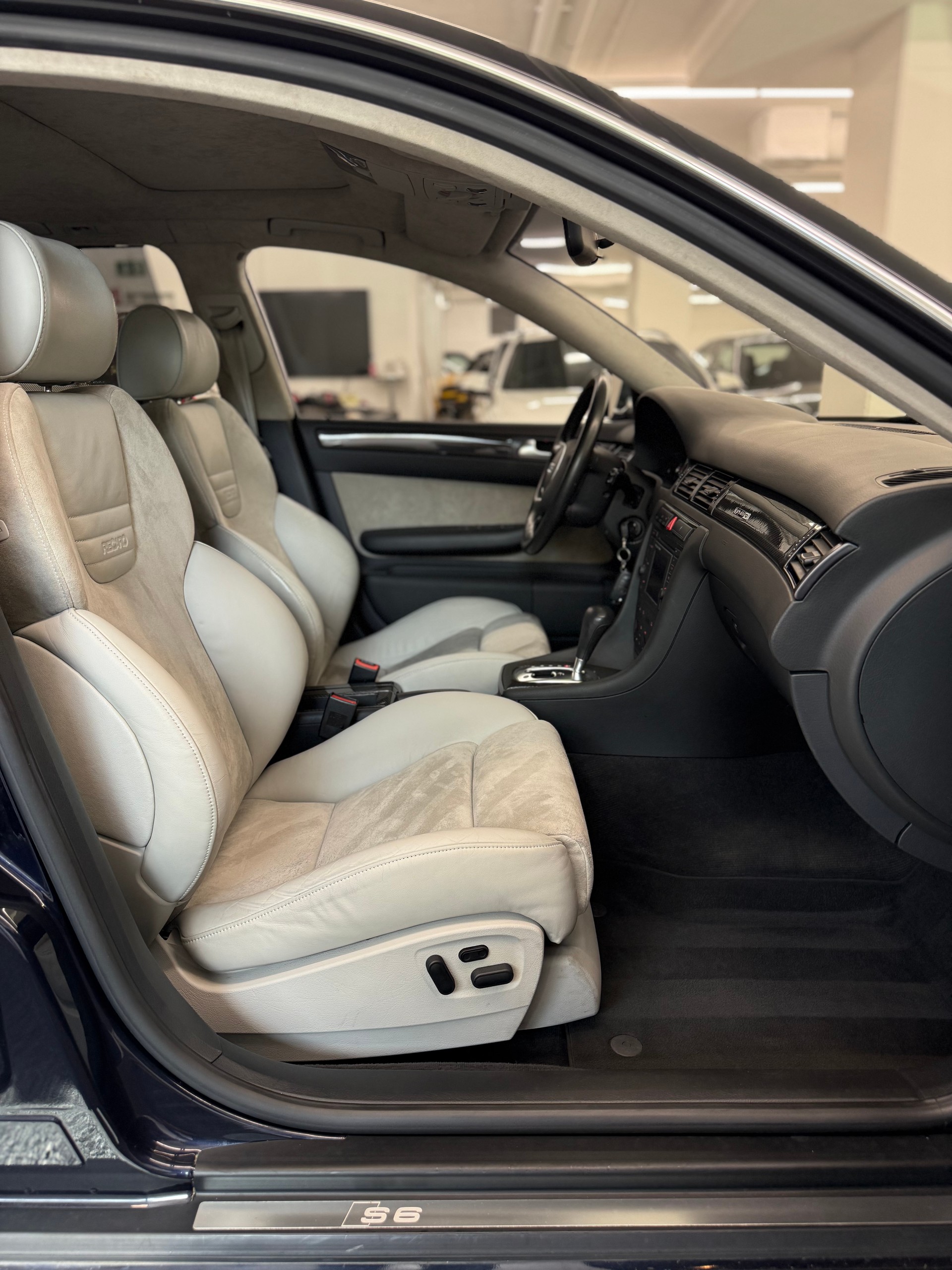 AUDI S6 Avant quattro tiptronic-image-25