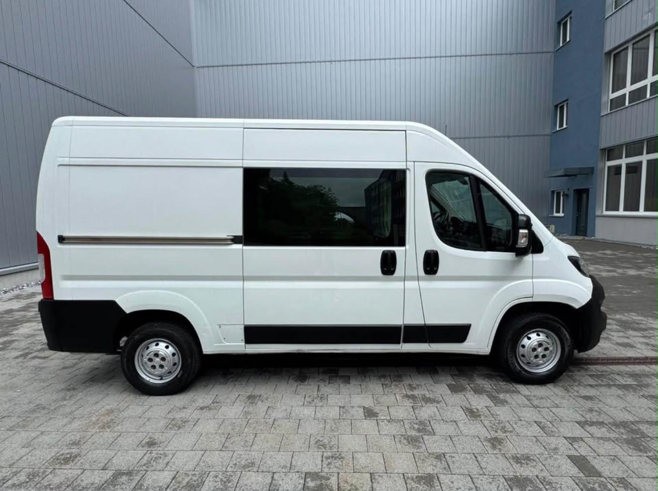PEUGEOT Boxer 2.0 HDI 333 Allure L2H2-image-3