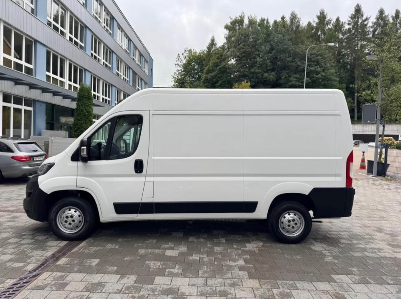PEUGEOT Boxer 2.0 HDI 333 Allure L2H2-image-2