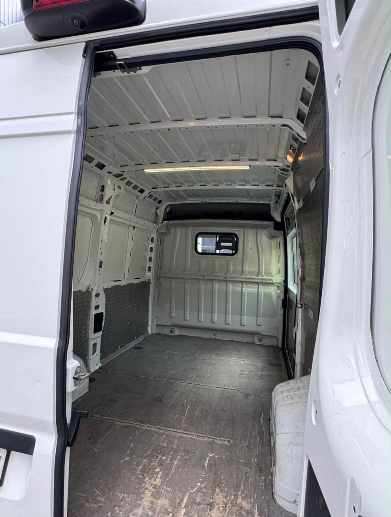 PEUGEOT Boxer 2.0 HDI 333 Allure L2H2-image-6
