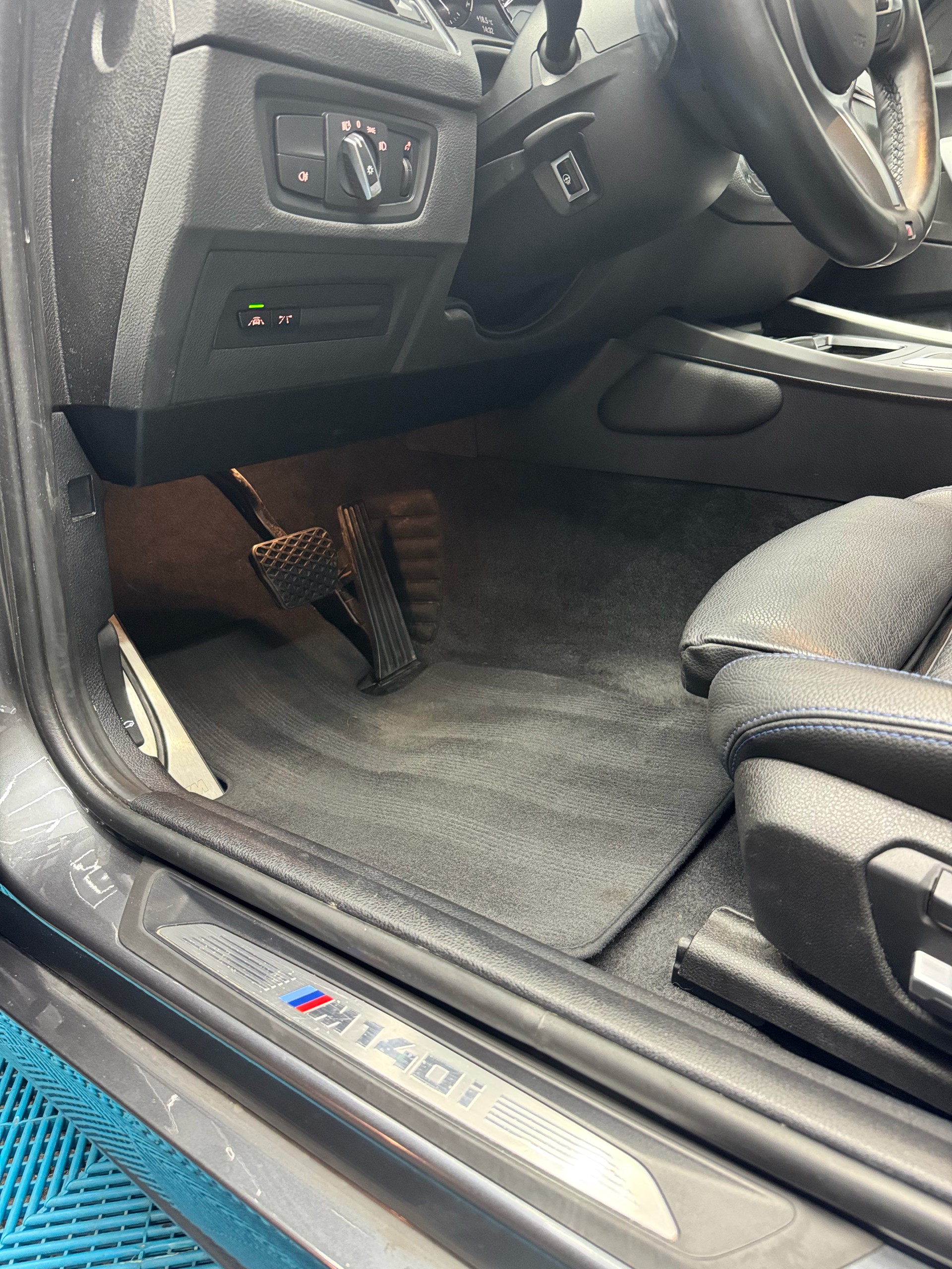 BMW M140i xDrive Steptronic-image-11