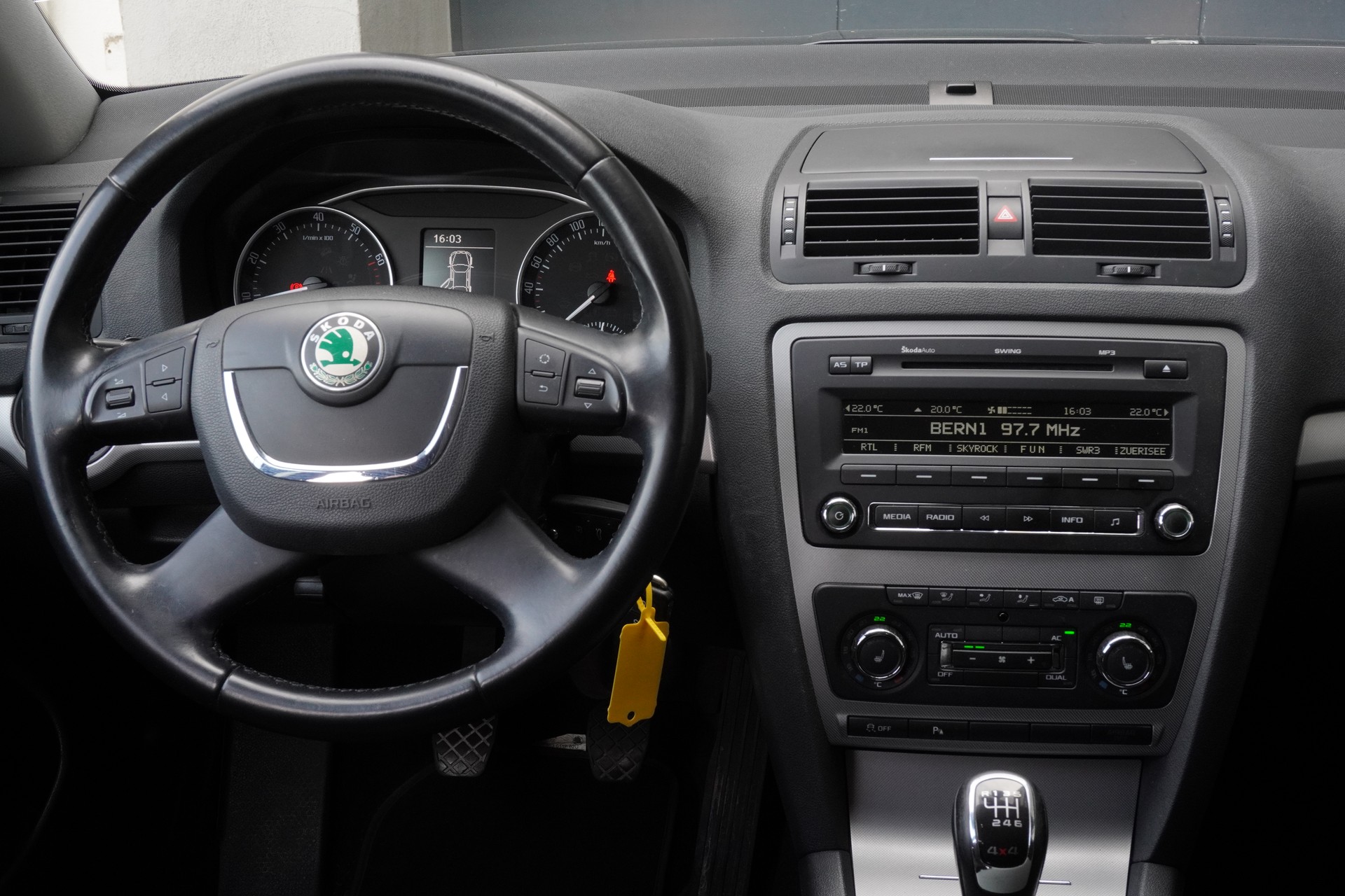 SKODA Octavia Combi 1.8 TSI Elegance 4x4-image-10