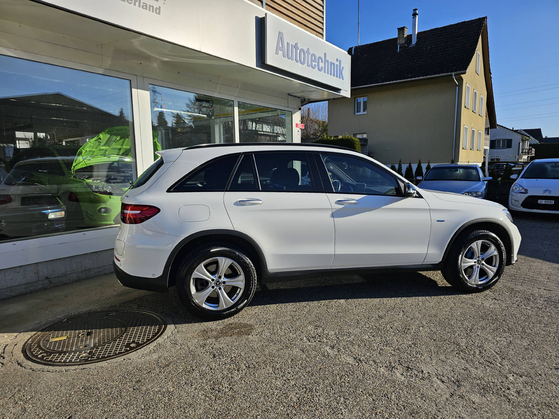 MERCEDES-BENZ GLC 350 e AMG Line 4m-image-2