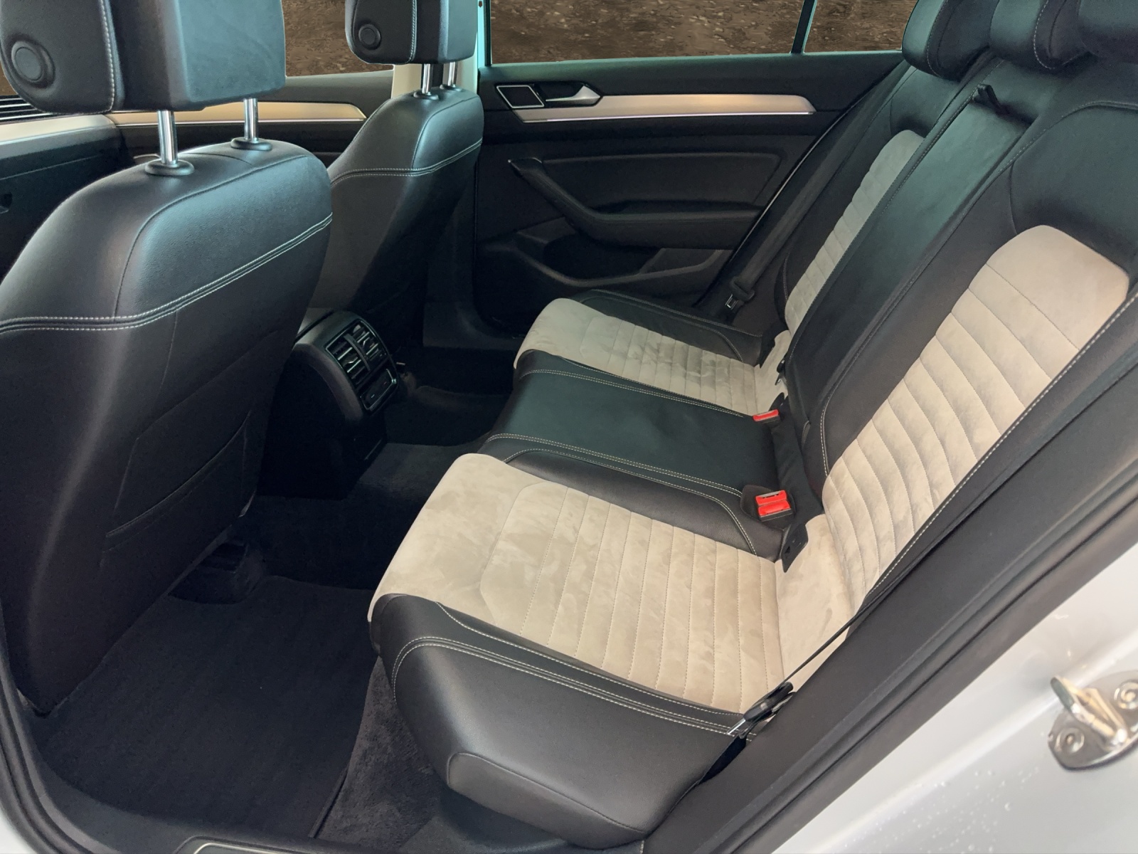 VW Passat 2.0 TSI BMT Highline 4Motion DSG-image-12