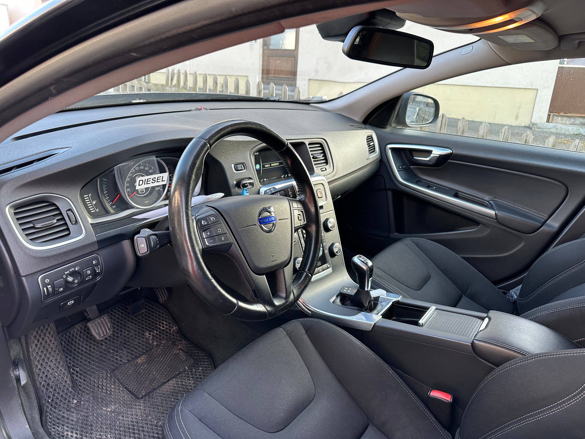 VOLVO V60-image-9