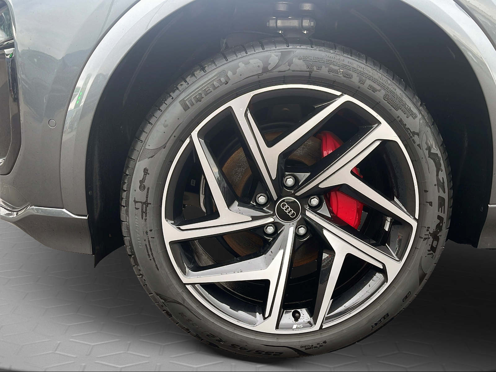 AUDI Q6 e-tron quattro-image-4