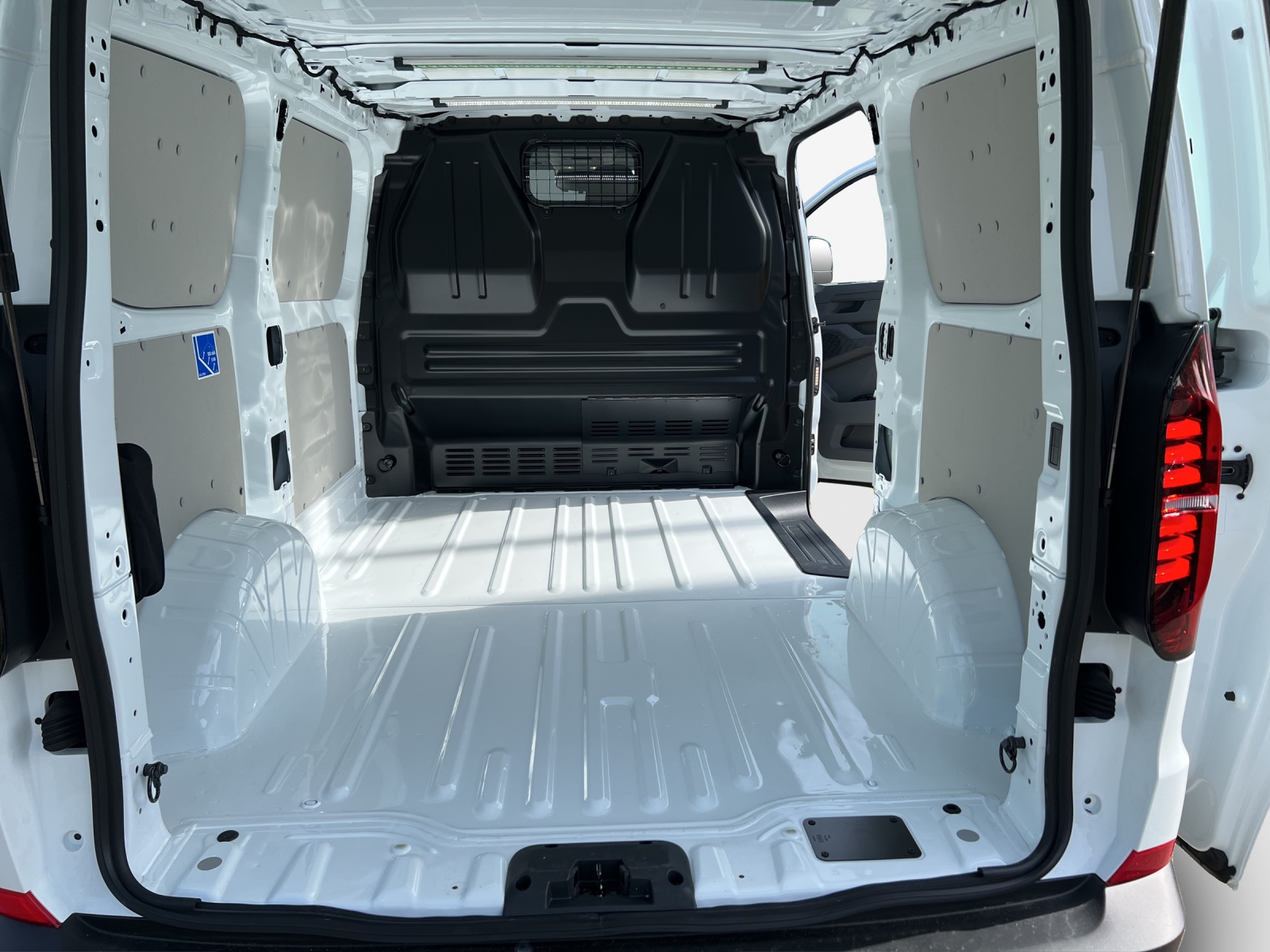 VW Transporter 2.0 TDI-image-12