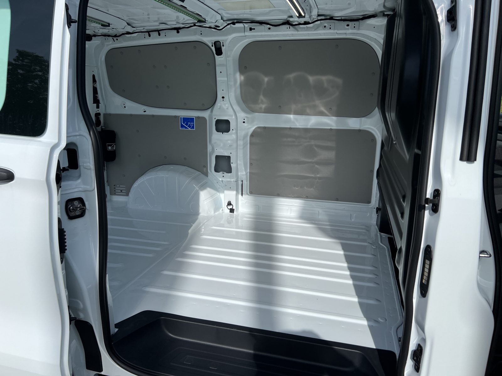 VW Transporter 2.0 TDI-image-13
