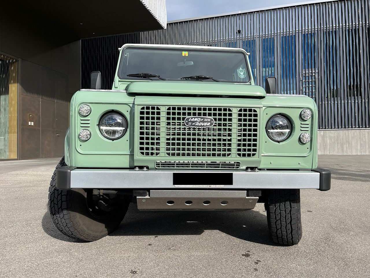 LAND ROVER Defender 90 2.2 TD4 Station Wagon Heritage-image-2