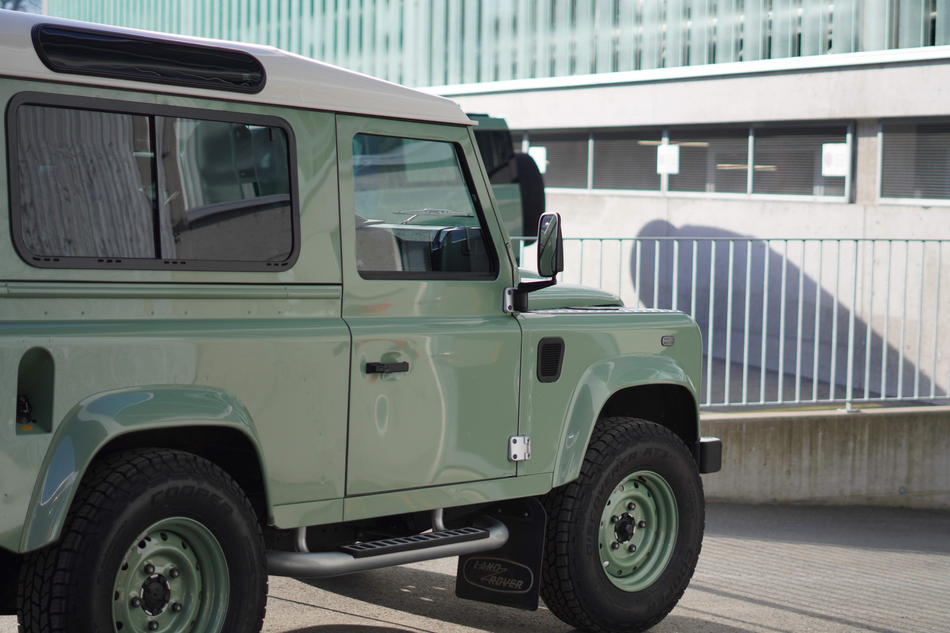 LAND ROVER Defender 90 2.2 TD4 Station Wagon Heritage-image-4