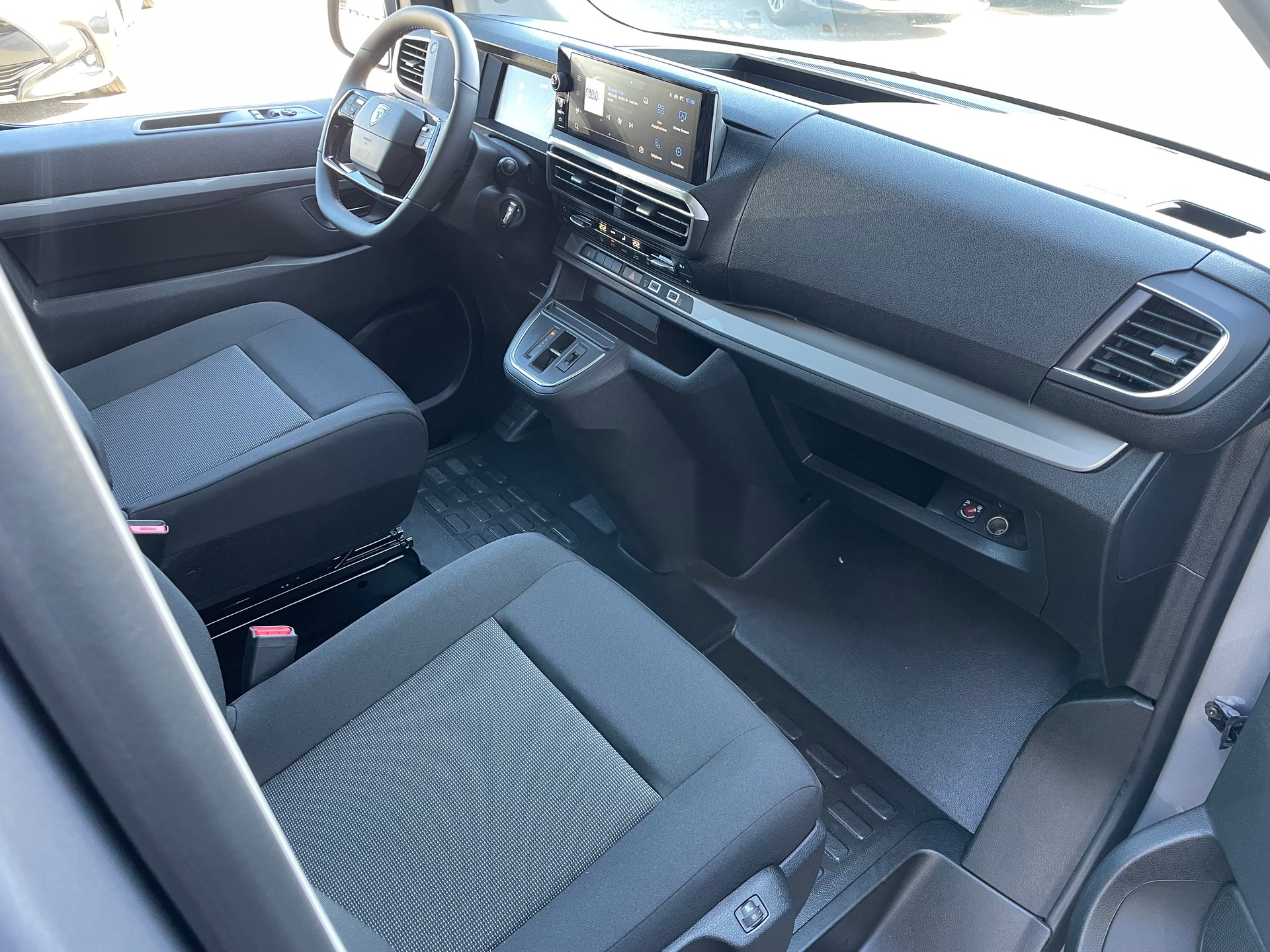 PEUGEOT Traveller 2.0 BlueHDi Business Standard EAT8-image-6
