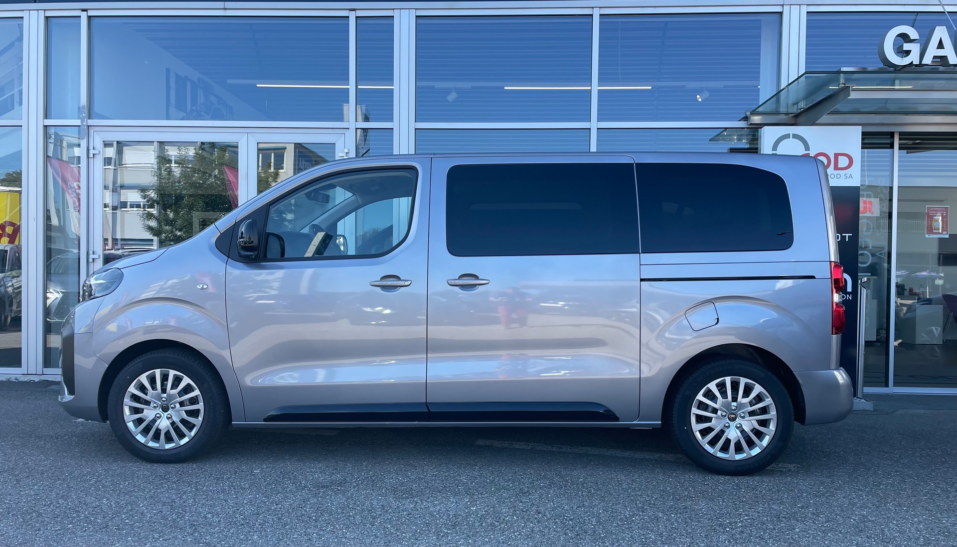 PEUGEOT Traveller 2.0 BlueHDi Business Standard EAT8-image-2