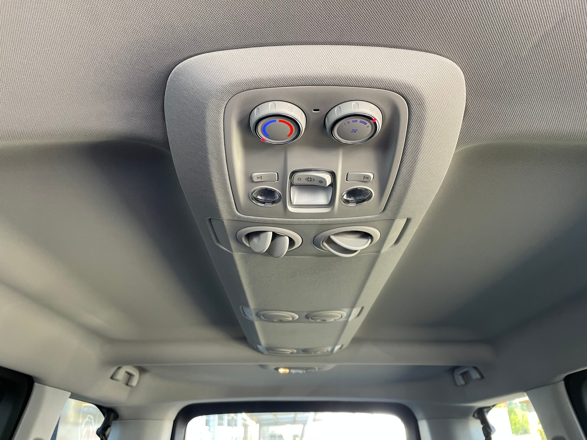 PEUGEOT Traveller 2.0 BlueHDi Business Standard EAT8-image-11