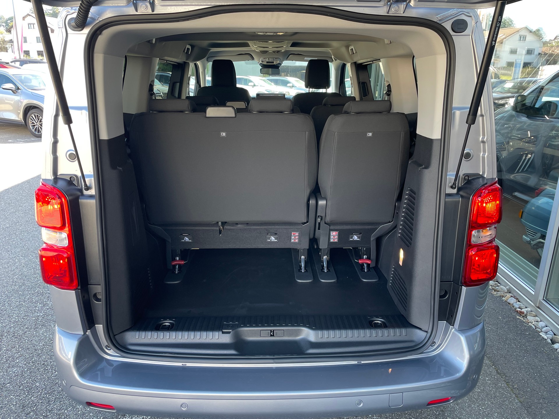 PEUGEOT Traveller 2.0 BlueHDi Business Standard EAT8-image-12